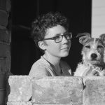 Hund Mensch Fotografie Junge mit Terrier