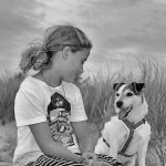 Weggefährten Kind und Jack Russel Terrier am Strand